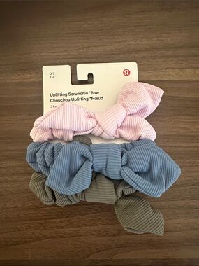 Lululemon Uplifting Bow Scrunchie 3 Pack
Meadowsweet Pink/Utility Blue/Carbon Du